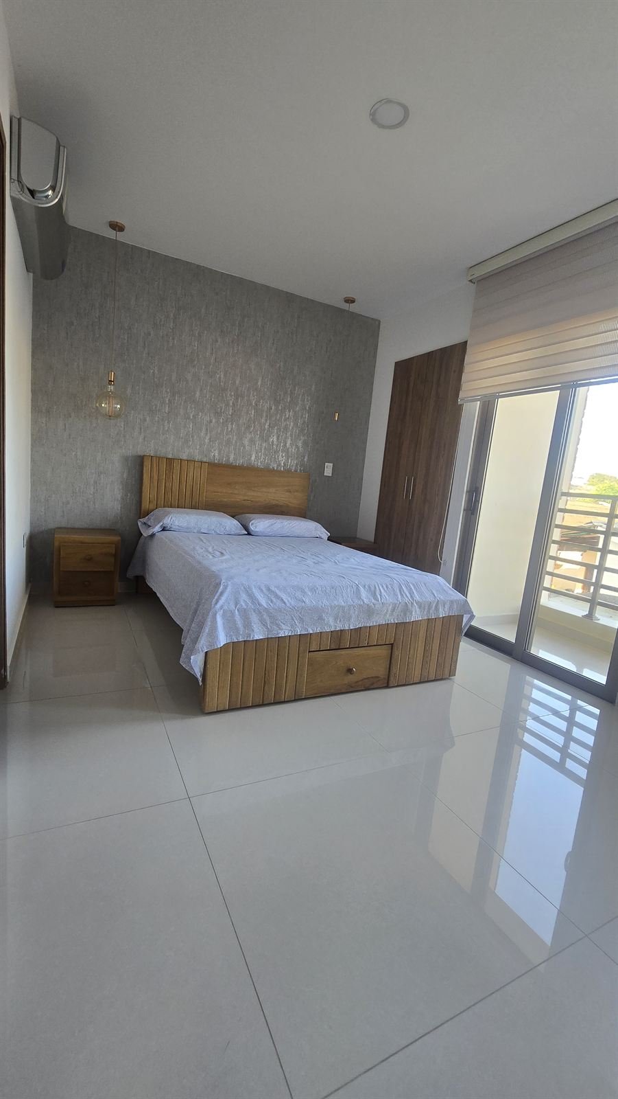 Alcoba principal con cama doble y salida al balcón