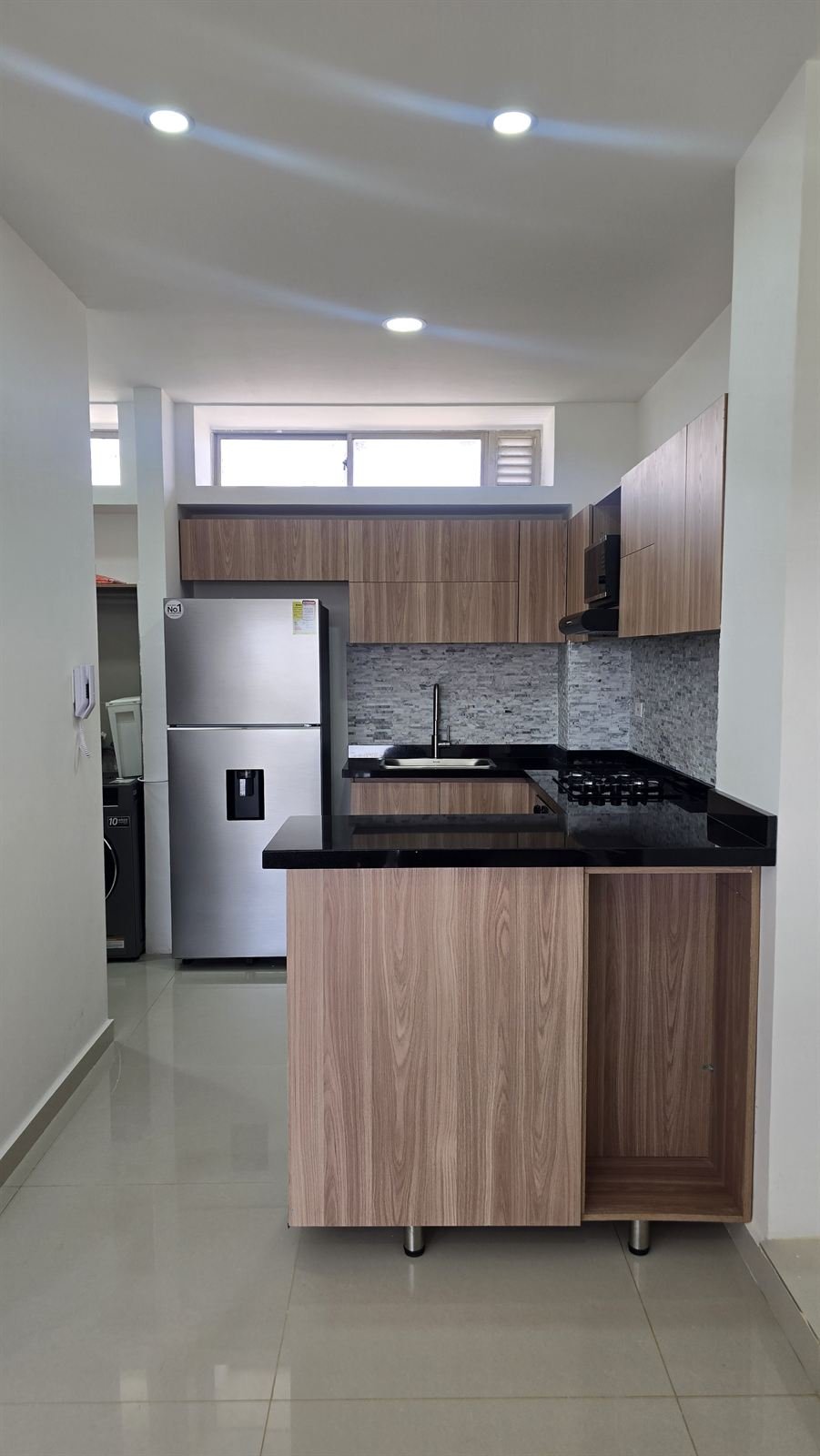 Cocina equipada con nevera, estufa y horno