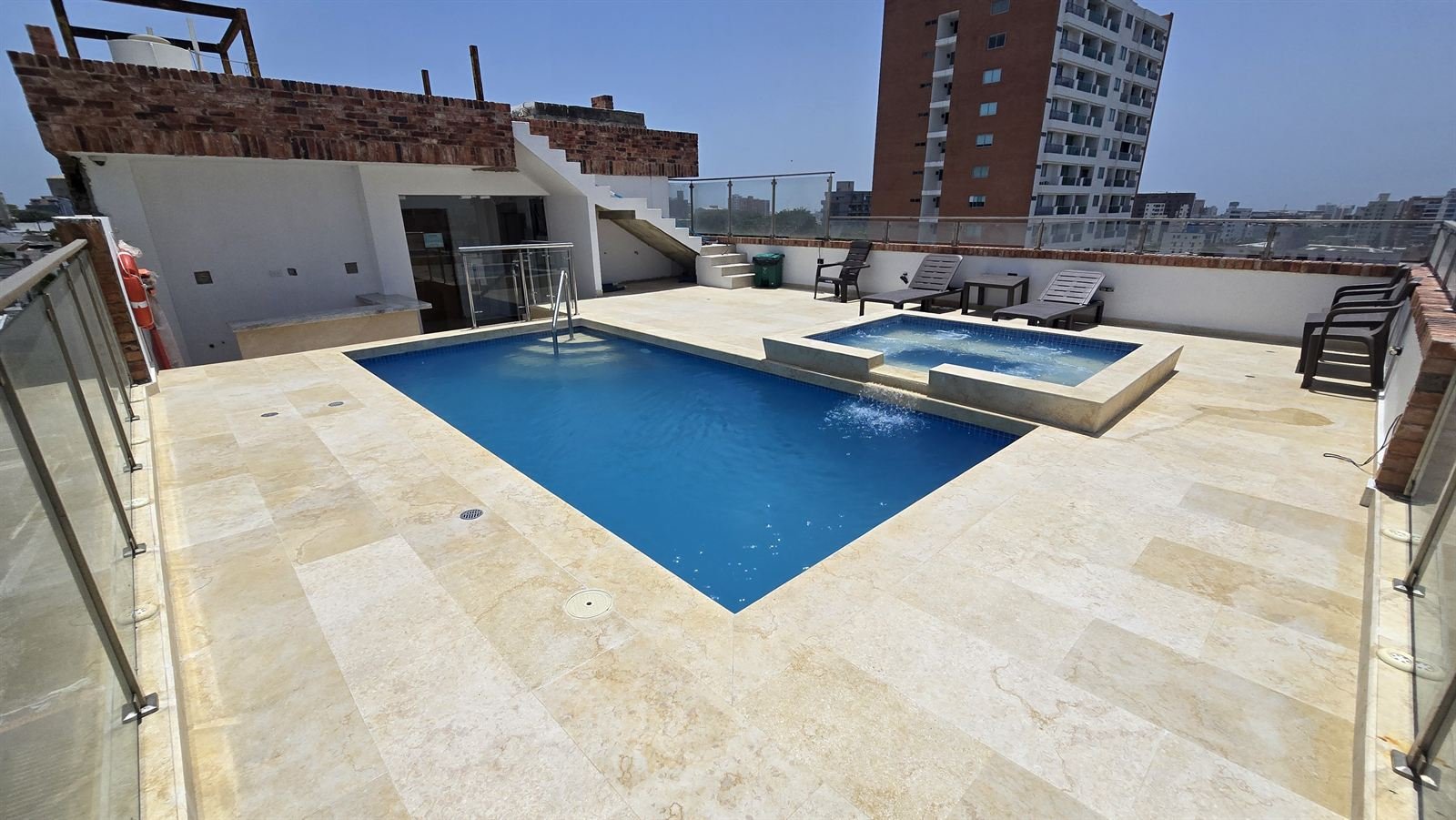 Piscina y jacuzzi en la azotea con vista panorámica de Barranquilla